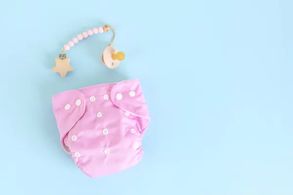 Flat Lay Met Herbruikbare Roze Doek Babyluier Fopspeen Milieuvriendelijk Luier — Stockfoto