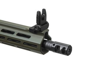 Modern otomatik tüfek beyaz arka planda izole edilmiş. Polis, özel kuvvetler ve ordu için silahlar. Mekanik görüşlü otomatik karabina. Beyaz sırtlı saldırı tüfeği..