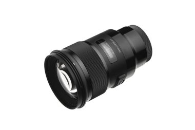 50 mm odak uzaklığına sahip modern lens ve beyaz zemin üzerinde 1.4 açıklığı izole.