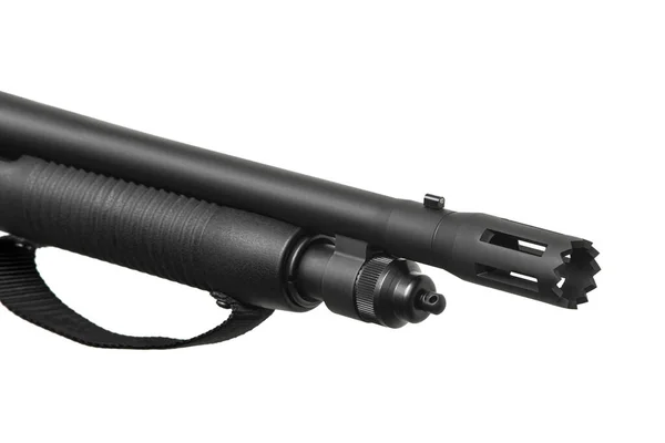ポンプアクション12ゲージ散弾銃は白い背景に隔離されています プラスチック製のスムーズな武器 — ストック写真