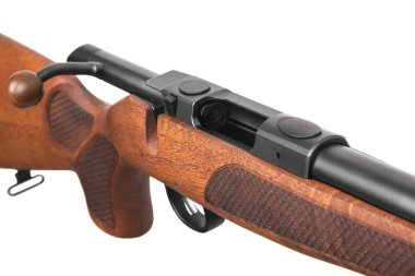 Modern sürgülü karabina ve ahşap bir stok. Spor, avcılık ve nefsi müdafaa için silahlar. Beyaz arkaplanda izole et.