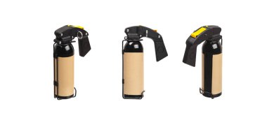 Beyaz arka planda izole edilmiş büyük bir sprey kutusu. Renkli düğmeli siyah sprey şişe. Nefsi müdafaa için biber gazı.