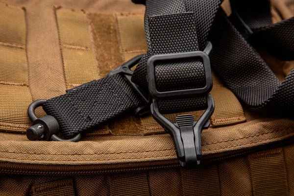 Una Cintura Nera Nylon Uno Zaino Militare Marrone Sfondo Scuro — Foto Stock