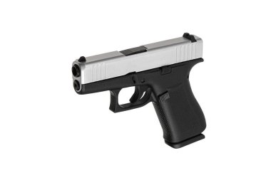 Modern yarı otomatik tabanca. Nefsi müdafaa için kısa namlulu bir silah. Polisi, özel kuvvetleri ve orduyu silahlandırmak. Beyaz arkaplanda izole et.