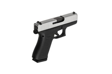 Modern yarı otomatik tabanca. Nefsi müdafaa için kısa namlulu bir silah. Polisi, özel kuvvetleri ve orduyu silahlandırmak. Beyaz arkaplanda izole et.