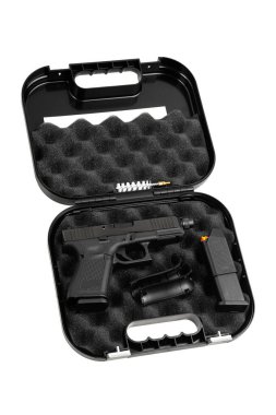 Modern yarı otomatik tabanca. Nefsi müdafaa için kısa namlulu bir silah. Polisi, özel kuvvetleri ve orduyu silahlandırmak. Beyaz arkaplanda izole et.