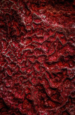 Kalsiyum tortularıyla kaplı kırmızı taş dokusu. Pamukale dokusu.