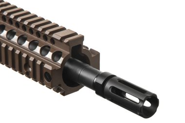 Modern otomatik tüfek beyaz arka planda izole edilmiş. Polis, özel kuvvetler ve ordu için silahlar. Otomatik karabina. Beyaz sırtlı saldırı tüfeği..