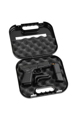 Modern yarı otomatik tabanca. Nefsi müdafaa için kısa namlulu bir silah. Polisi, özel kuvvetleri ve orduyu silahlandırmak. Depolama ve taşıma için bir çantada silah. Beyaz arkaplanda izole et.