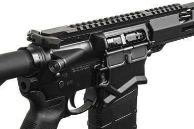 Modern otomatik tüfek beyaz arka planda izole edilmiş. Polis, özel kuvvetler ve ordu için silahlar. Otomatik karabina. Beyaz sırtlı saldırı tüfeği..