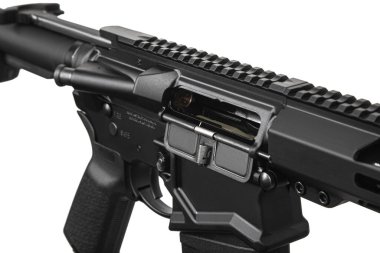 Modern otomatik tüfek beyaz arka planda izole edilmiş. Polis, özel kuvvetler ve ordu için silahlar. Otomatik karabina. Beyaz sırtlı saldırı tüfeği..