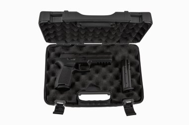 Modern yarı otomatik tabanca. Nefsi müdafaa için kısa namlulu bir silah. Polisi, özel kuvvetleri ve orduyu silahlandırmak. Depolama ve taşıma için bir çantada silah. Beyaz arkaplanda izole et.