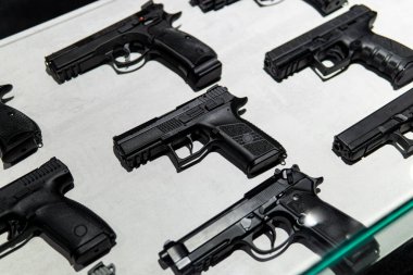 Çeşitli modern yarı otomatik tabancalar var. Nefsi müdafaa ve spor için silahlar. Ordu polisi ve özel birimlerin silahları. Hafif arkaplan.