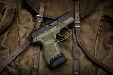 Modern yarı otomatik tabanca. Nefsi müdafaa için kısa namlulu bir silah. Polisi, özel kuvvetleri ve orduyu silahlandırmak. Eski tuval arkaplanı.