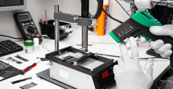 主芯片用激光温度计测量焊站的微芯片温度 微电子的维修 服务中心 — 图库照片