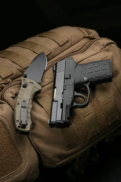 Small Modern Pistol Penknife Brown Military Backpack Self Defense Kit — Zdjęcie stockowe