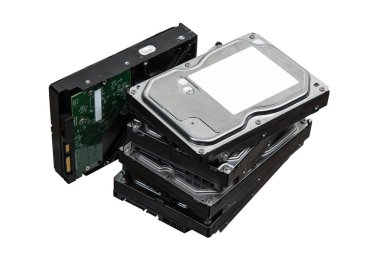 Sabit diskler üst üste dizilmiş. Bilgi depolama için SATA 3.5 HDD. Beyaz arkaplanda izole et.
