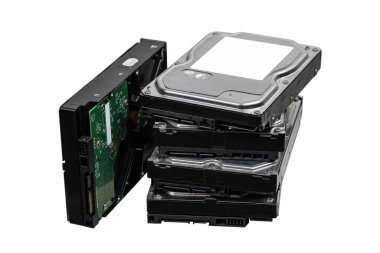 Sabit diskler üst üste dizilmiş. Bilgi depolama için SATA 3.5 HDD. Beyaz arkaplanda izole et.
