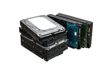 Sabit diskler üst üste dizilmiş. Bilgi depolama için SATA 3.5 HDD. Beyaz arkaplanda izole et.