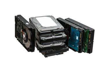 Sabit diskler üst üste dizilmiş. Bilgi depolama için SATA 3.5 HDD. Beyaz arkaplanda izole et.