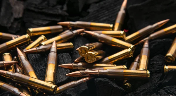 Cartouches Pour Calibre Automatique Carbine 223 Sur Charbon Bois Munitions Images De Stock Libres De Droits