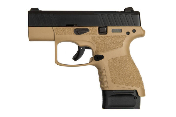 Современный полуавтоматический пистолет. Короткоствольное оружие для самообороны. Вооружение полиции, спецподразделений и армии. Изолировать на белом фоне.