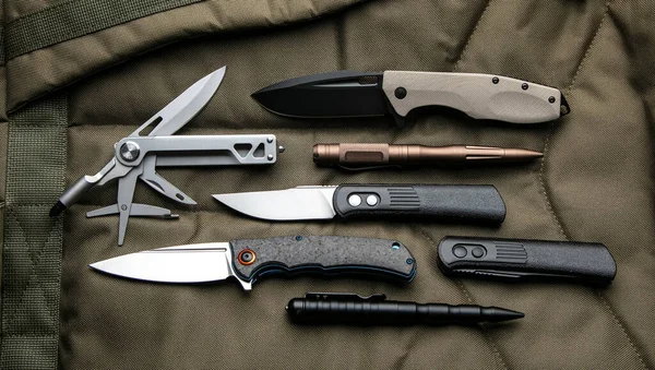 Penknives Multi Utensili Penne Tattiche Coltelli Tasca Pieghevoli Sfondo Kaki — Foto Stock