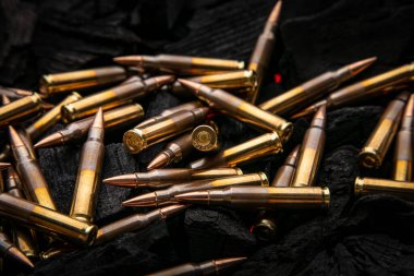 Otomatik karabina kalibresi için fişekler .223 kalibre kömürde. Otomatik ve yarı otomatik tüfekler için mühimmat. Koyu arkaplan.