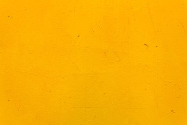 Metal yüzey pürüzlü, lekeli, sarı boyayla boyanmış. Parlak renkli arkaplan.