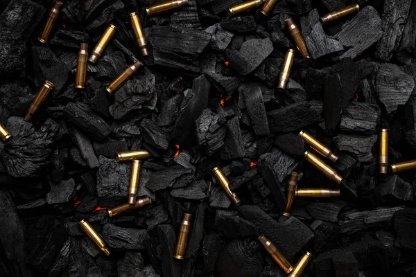 黒い石炭の上に武器から殻を空にする 戦争の結果だ 暗い背景 ロイヤリティフリーのストック写真
