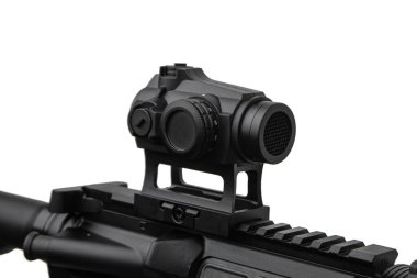 Modern otomatik tüfek beyaz arka planda izole edilmiş. Polis, özel kuvvetler ve ordu için silahlar. Kırmızı noktalı bir tüfek ve beyaz arka planda susturucu..