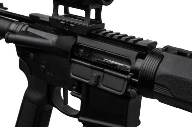 Modern otomatik tüfek beyaz arka planda izole edilmiş. Polis, özel kuvvetler ve ordu için silahlar. Kırmızı noktalı bir tüfek ve beyaz arka planda susturucu..