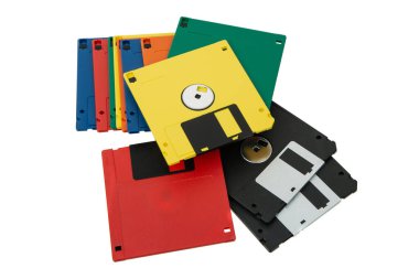 Çok renkli 3.5 disket var. Modası geçmiş manyetik depolama aracı. Beyaz arkaplanda izole et.