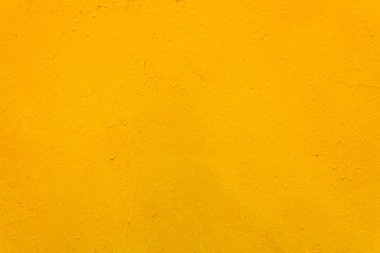 Metal yüzey pürüzlü, lekeli, sarı boyayla boyanmış. Parlak renkli arkaplan.