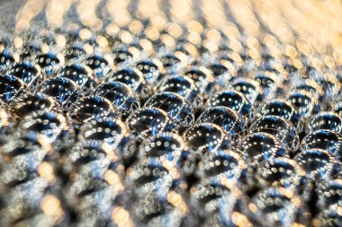 Keskinlik alanında metal toplara yakın çekim. Bokeh diye telaffuz edilen bulanık arkaplan.