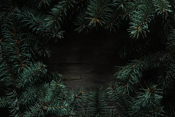 ヴィンテージグレーのボードの背景にモミの枝からクリスマスグリーンフレーム モミの枝のフレーム クリスマスカード空白 — ストック写真