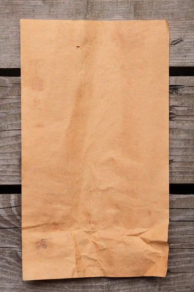 Papel Velho Amarelecido Crumpled Folha Papel Branco Fundo Madeira Vintage — Fotografia de Stock