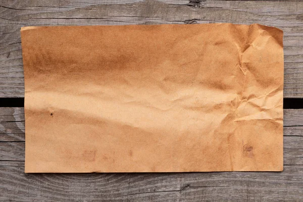 Papel Velho Amarelecido Crumpled Folha Papel Branco Fundo Madeira Vintage — Fotografia de Stock