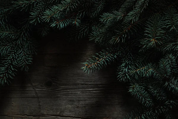 ヴィンテージグレーのボードの背景にモミの枝からクリスマスグリーンフレーム モミの枝のフレーム クリスマスカード空白 — ストック写真