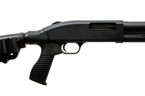 ポンプアクション12ゲージ散弾銃は白い背景に隔離されています 散弾銃の一部のクローズアップショット プラスチック製のスムーズな武器 — ストック写真
