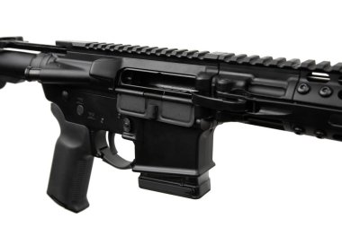 Modern otomatik tüfek beyaz arka planda izole edilmiş. Polis, özel kuvvetler ve ordu için silahlar. Otomatik karabina katlanıyor. Beyaz sırtlı saldırı tüfeği..