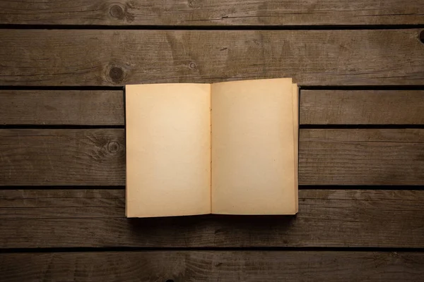 Książka Vintage Otwarta Starym Drewnianym Stole Ścieżką Wycinania Open Book — Zdjęcie stockowe