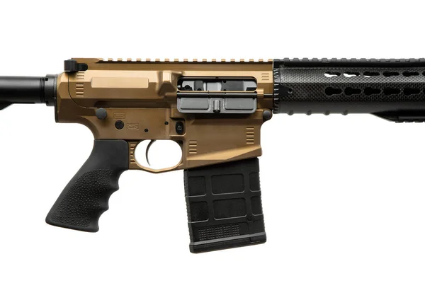 在白色背景下隔离的现代自动步枪 一种金色的武器 带有碳质前臂和枪管 自动卡宾枪白背冲锋枪 — 图库照片