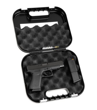 Modern yarı otomatik tabanca. Nefsi müdafaa için kısa namlulu bir silah. Polisi, özel kuvvetleri ve orduyu silahlandırmak. Depolama ve taşıma için bir çantada silah. Beyaz arkaplanda izole et.