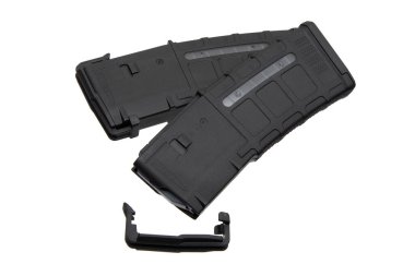 Tüfek ya da tüfek için şarjör. Silahlar için mühimmat. Beyaz arkaplanda izole et.