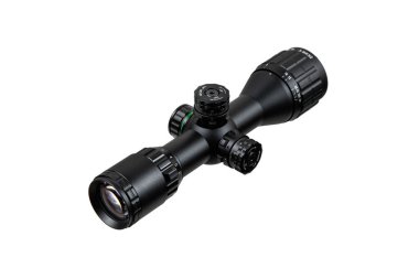 Beyaz arka planda modern bir keskin nişancı dürbünü. Uzun mesafelerde nişan almak ve ateş etmek için optik aygıt.