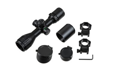 Beyaz arka planda modern bir keskin nişancı dürbünü. Uzun mesafelerde nişan almak ve ateş etmek için optik aygıt.