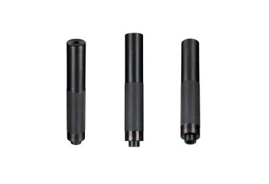 Silahlar için siyah susturucu. Susturucu, saldırı tüfeğinin ucundaydı. Beyaz arkaplanda izole et.