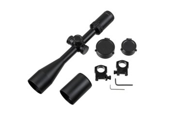 Beyaz arka planda modern bir keskin nişancı dürbünü. Uzun mesafelerde nişan almak ve ateş etmek için optik aygıt.