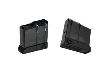 Tüfek ya da tüfek için şarjör. Silahlar için mühimmat. Beyaz arkaplanda izole et.